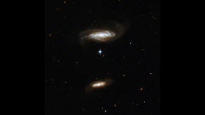 Hubble Uzay Teleskobu, Çarpışma Halindeki IC 2810A ve IC 2810B Gök Adalarını Görüntüledi